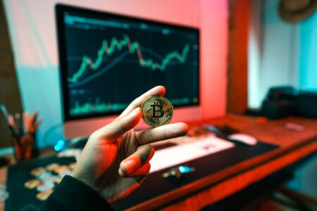 Coinbase chiede via libera alla SEC per equity perpetual sempre negoziabili